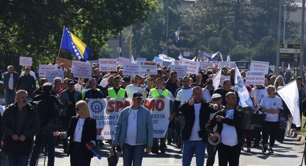 3.000 UČESNIKA PRVOMAJSKIH PROTESTA METALACA U ZENICI 140 GODINA BORBE ZA RADNIČKA PRAVA – SPASIMO ŽELJEZARU ZENICA, RADNA MJESTA I TEMELJ NAŠE INDUSTRIJE !